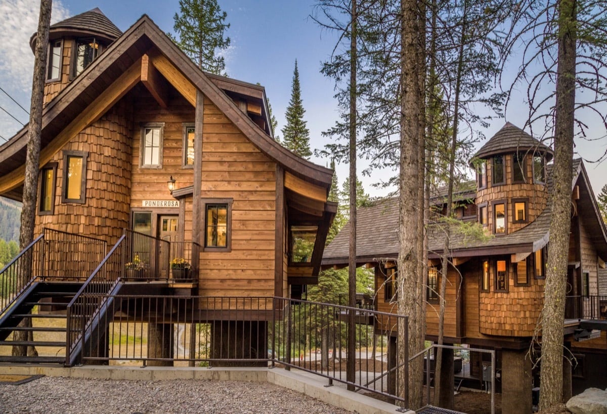 21-090-Ponderosa-with-its-sister-Tamarack-to-the-right.-Rent-both-to-sleep-up-to-12